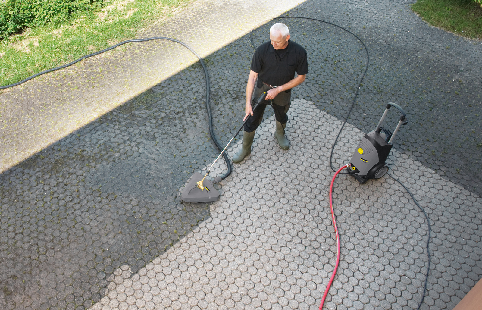 Forecourt cleaning with a high-pressure cleaner Forecourt cleaning with a high-pressure cleaner