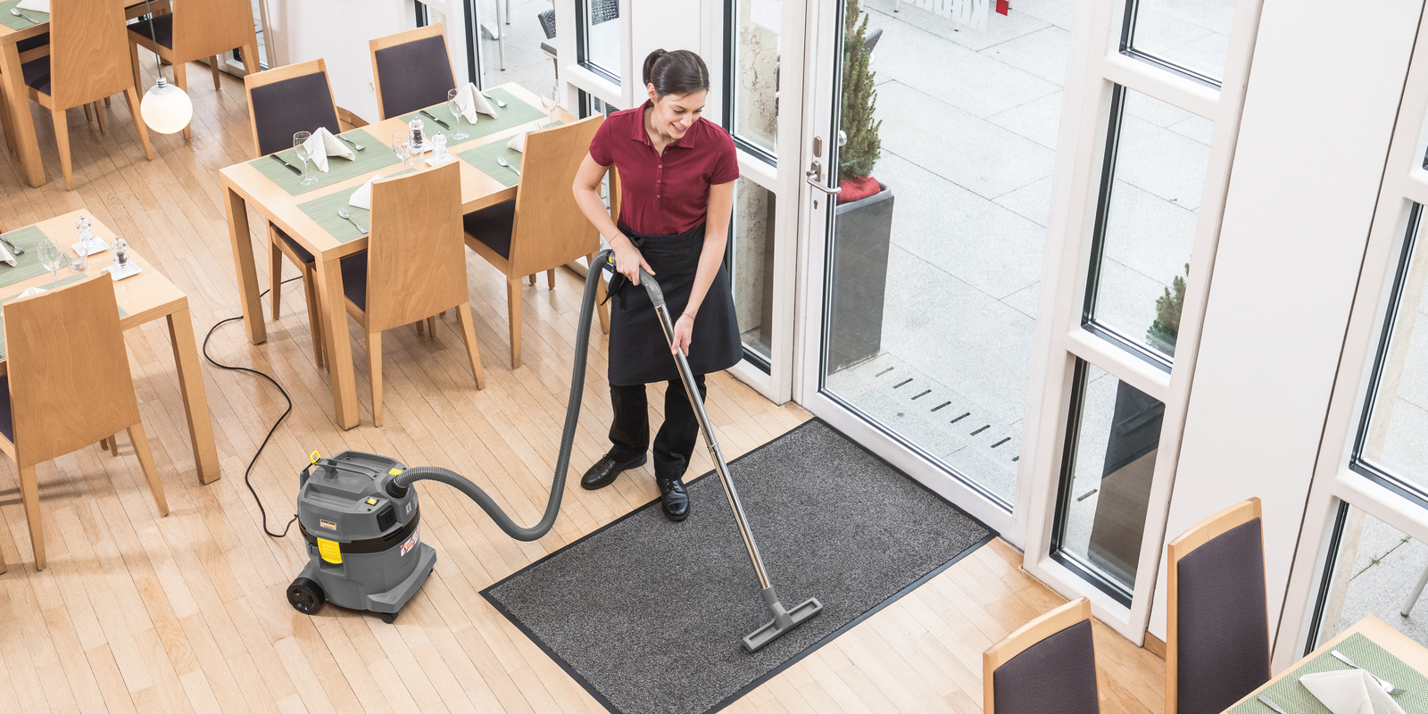 Cleaning entrance areas with cordless electric brooms
