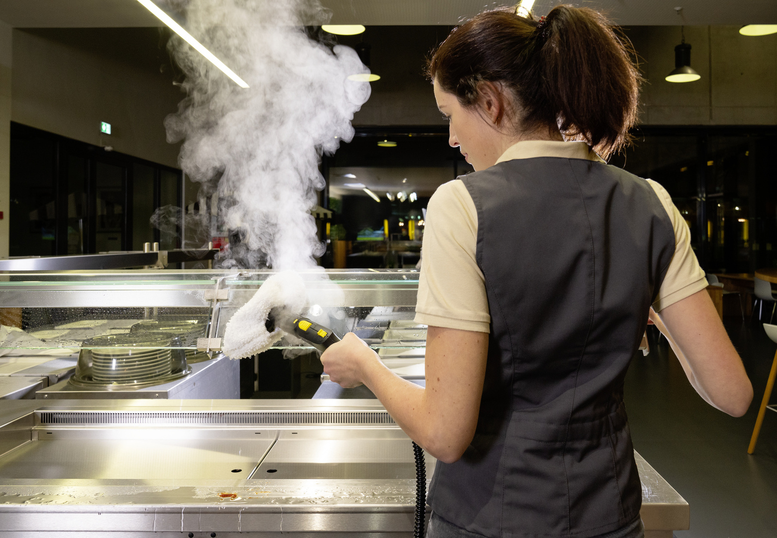 Cleaning shop windows with steam vacuum cleaners Cleaning shop windows with steam vacuum cleaners
