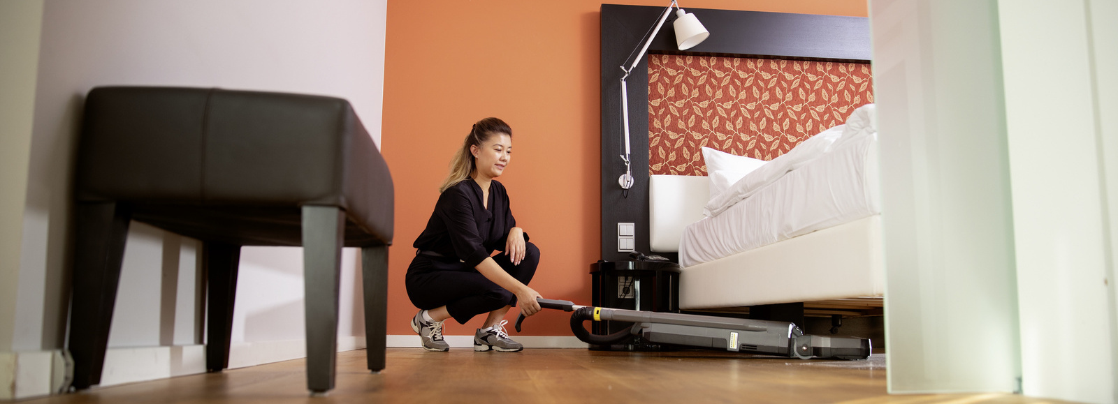 Kärcher CV 30/2 Bp szárazporszívó bevetésen egy hotelszobában Kärcher CV 30/2 Bp szárazporszívó bevetésen egy hotelszobában