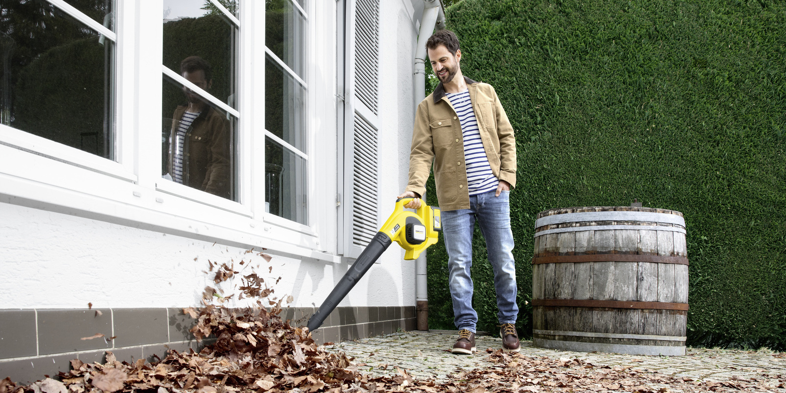 Odstraňovanie lístia pomocou fukára lístia Kärcher