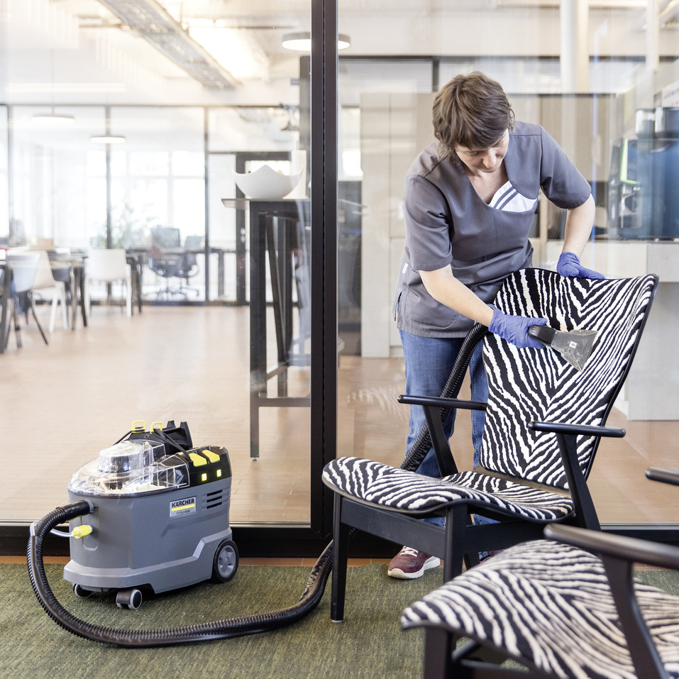 Nettoyage de tous les textiles dans les zones représentatives avec Kärcher Puzzi 9/1 Bp Nettoyage de tous les textiles dans les zones représentatives avec Kärcher Puzzi 9/1 Bp
