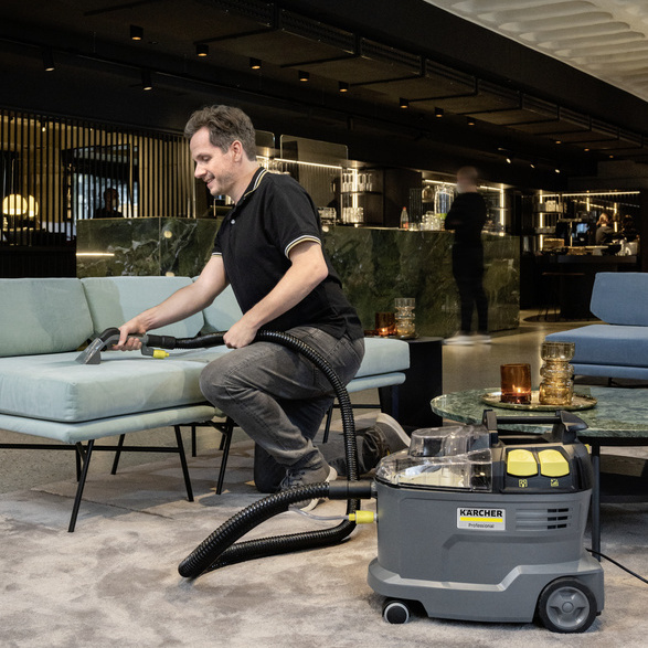 Nettoyage de chaises et de meubles capitonnés avec Kärcher Puzzi 9/1 Bp Nettoyage de chaises et de meubles capitonnés avec Kärcher Puzzi 9/1 Bp