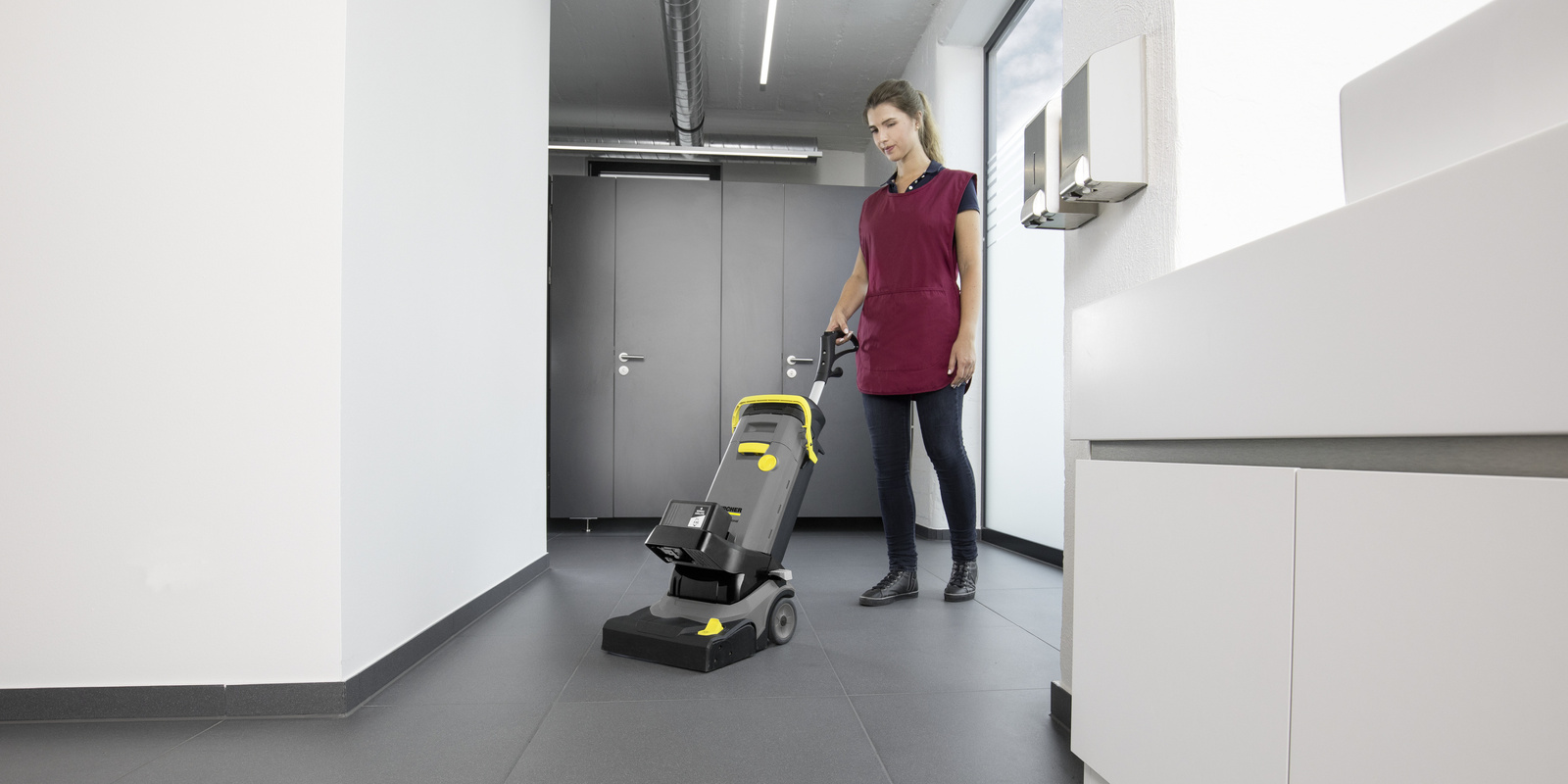 Bodenreinigung Sanitär mit Scheuersaugmaschine