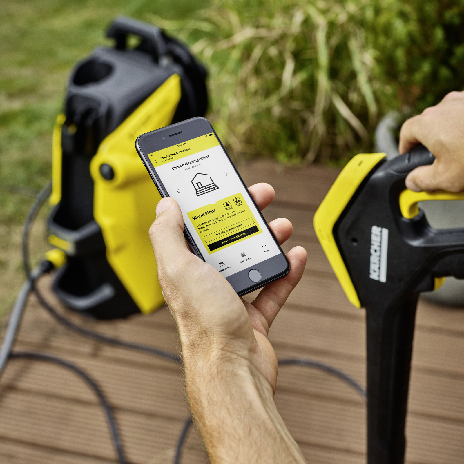 Persoon die de Kärcher Home & Garden applicatie gebruikt Persoon die de Kärcher Home & Garden applicatie gebruikt