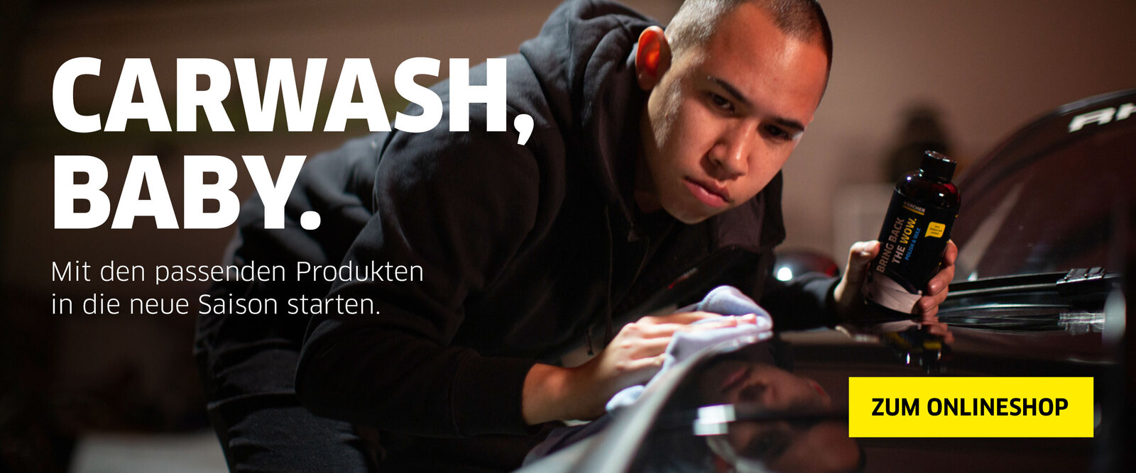 Reinigungsmittel für Fahrzeugreinigung Mann reinigt sein Fahrezug