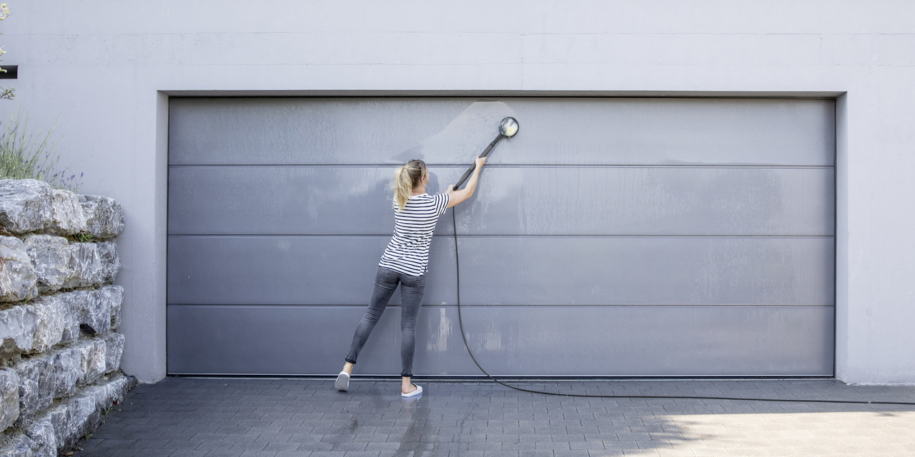 Nettoyer la porte du garage avec un nettoyeur haute pression