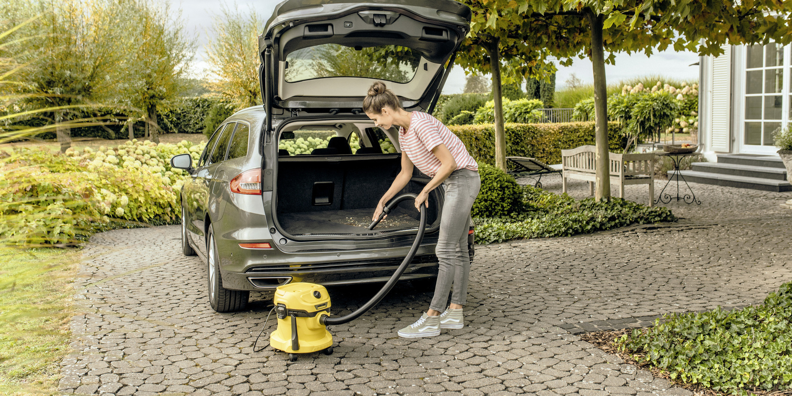 Nettoyage du coffre de la voiture avec un aspirateur eau et poussières