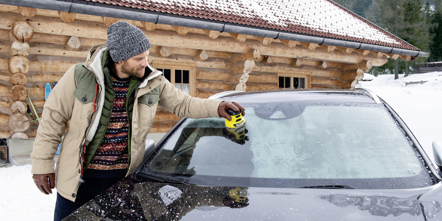 Dégivrer le pare-brise de sa voiture avec un dégivreur de pare-brise