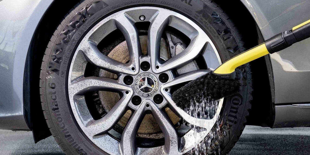 Nettoyer les jantes d'une voiture avec un nettoyeur haute pression