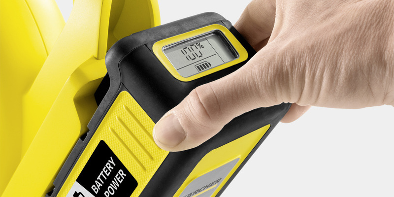 Moderne Anzeige Eine Hand am Akku mit LCD-Display