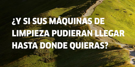 Kärcher Service-Mitarbeiter vor einem Auto