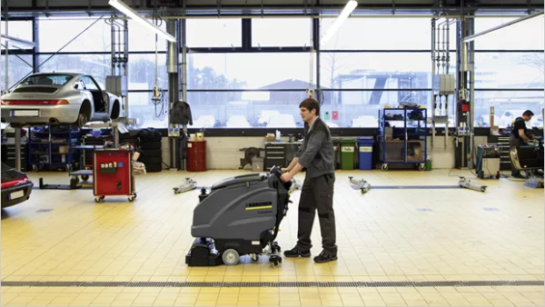 homem_carrinho_pisos