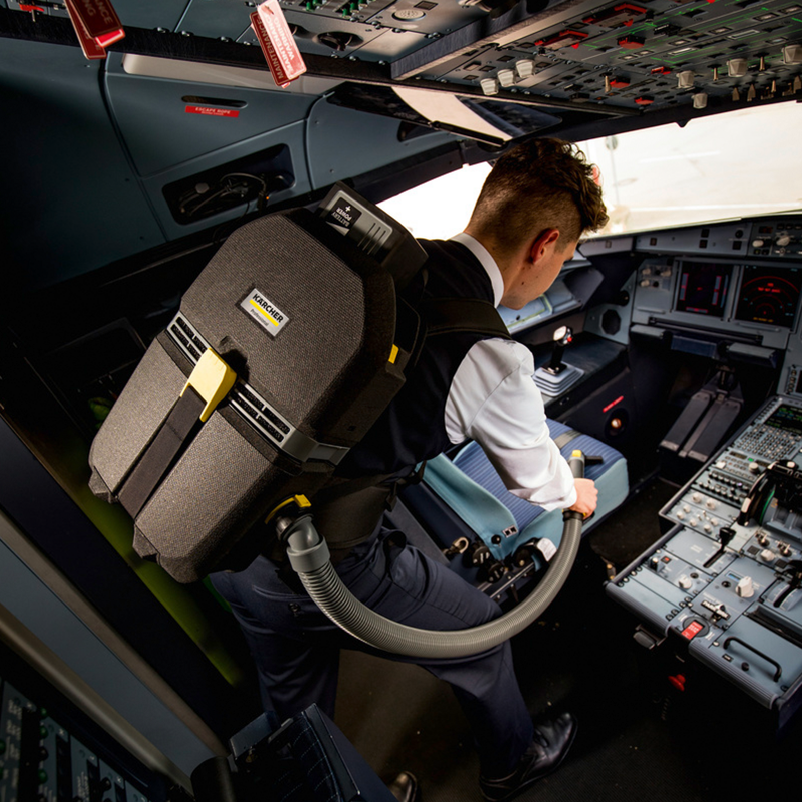 Flugzeugcockpit saugen mit dem Kärcher Akku-Rucksacksauger BVL 5/1 Bp Pack Flugzeugcockpit saugen mit dem Kärcher Akku-Rucksacksauger BVL 5/1 Bp Pack