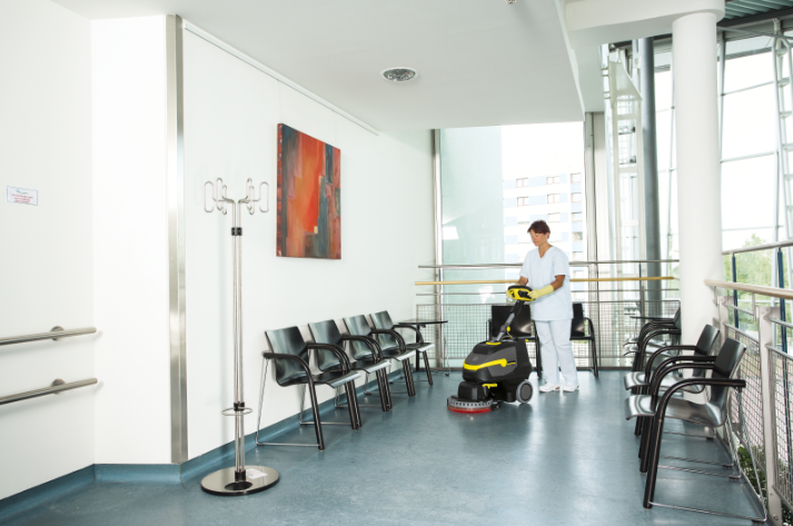 Máquina de limpar piso compacta