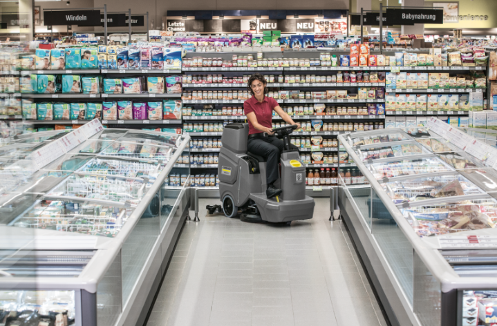 Máquina de limpar piso com operador sentado