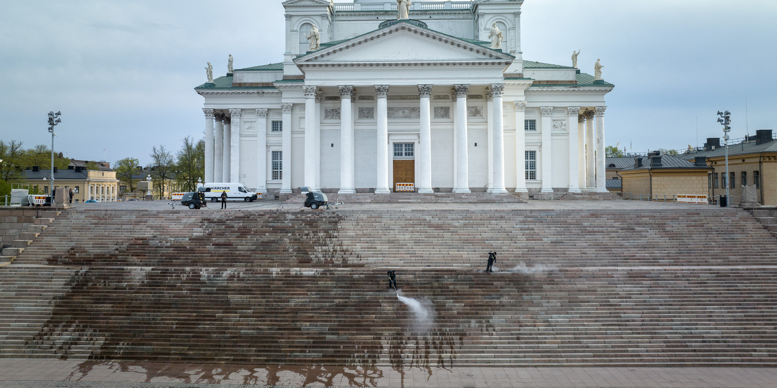 Helsingin tuomiokirkon portaiden puhdistus Helsingin tuomiokirkon portaiden puhdistus