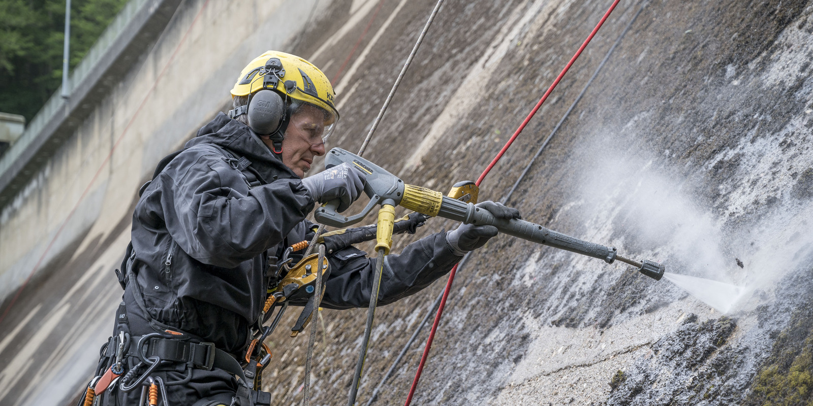 Klaus Dauven descend en rappel pour apposer le graffiti inversé. Klaus Dauven descend en rappel pour apposer le graffiti inversé.