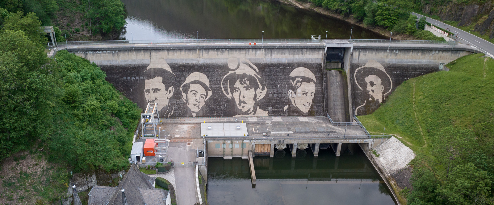 Das Reverse Graffiti auf dem Staudamm von Vianden. Das Reverse Graffiti auf dem Staudamm von Vianden.