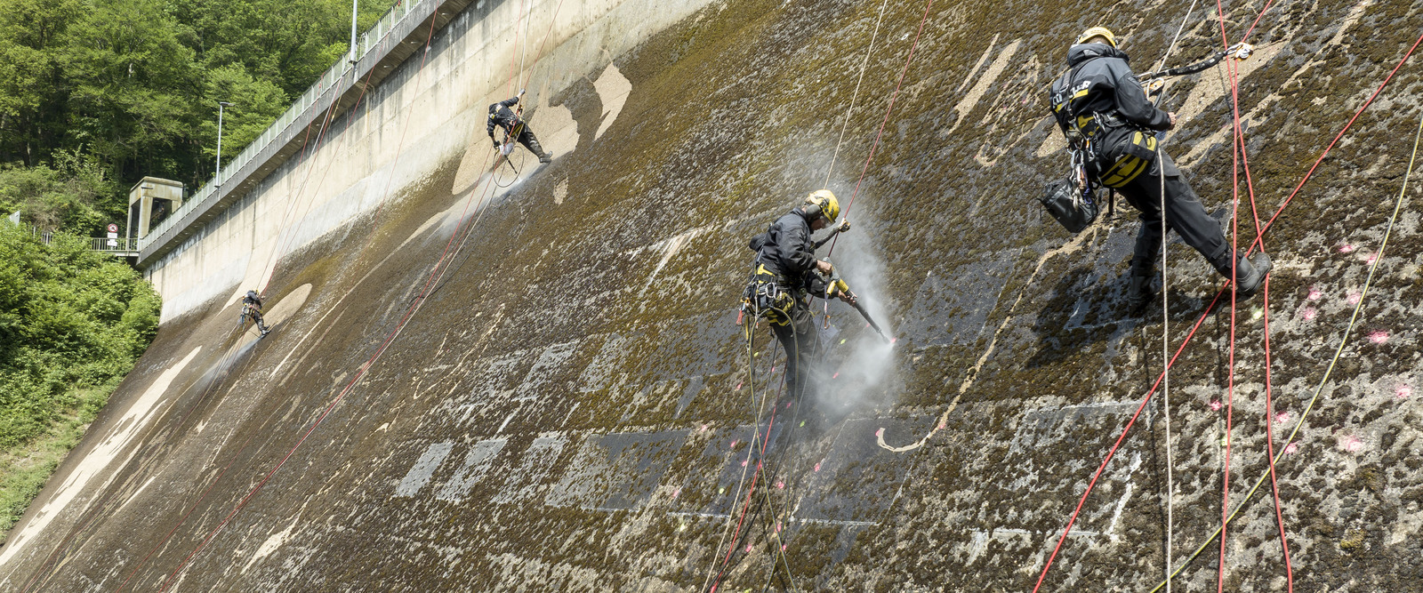 Die Kletterer seilten sich ab. Die Kletterer von Kärcher seilten sich vom Staudamm ab.