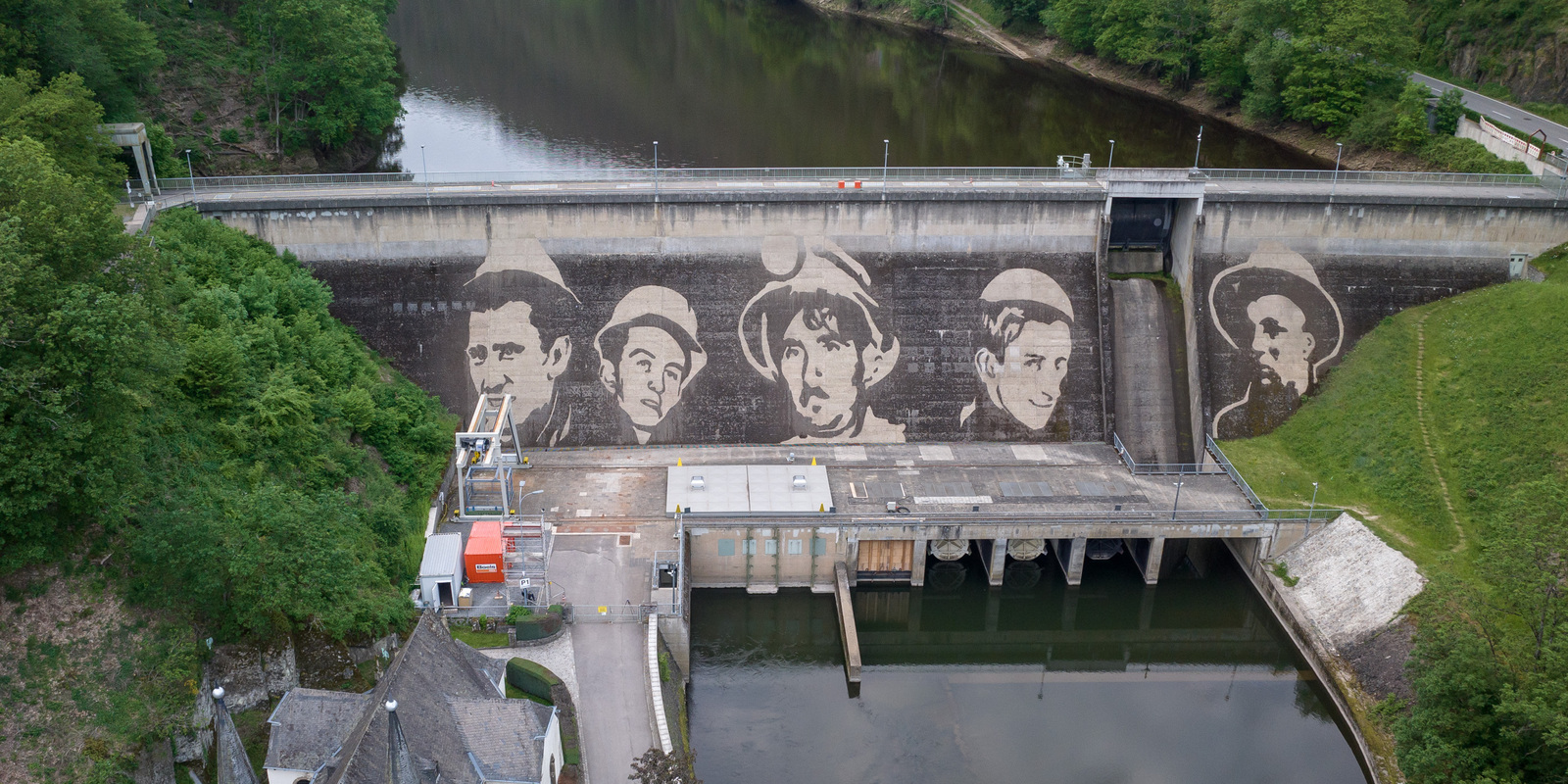 Reverse Graffiti auf einem Staudamm in Luxemburg Reverse Graffiti auf einem Staudamm in Luxemburg