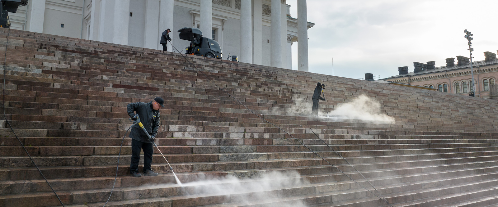 Reinigung der Treppen des Doms von Helsinki. Reinigung der Treppen des Doms von Helsinki.