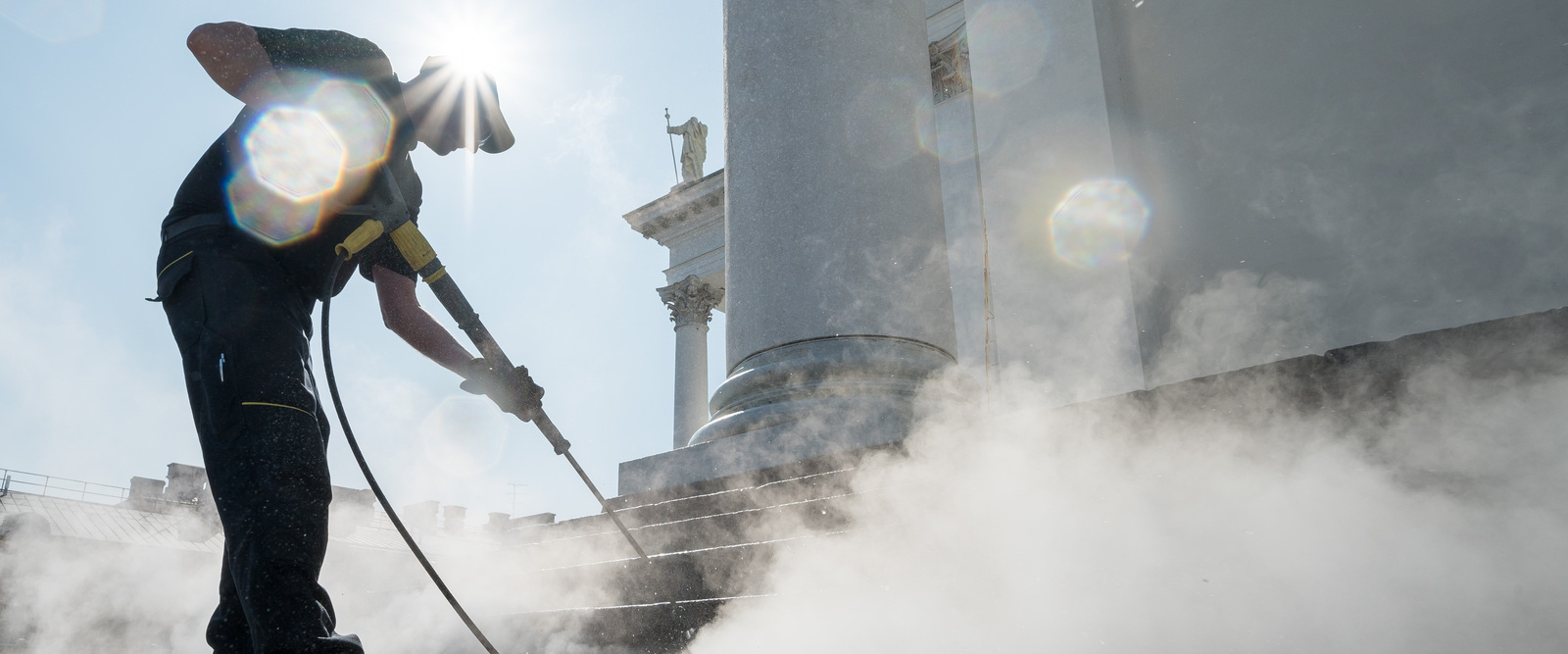 Der Kärcher-Experte beim Reinigen. Der Kärcher-Experte beim Reinigen.