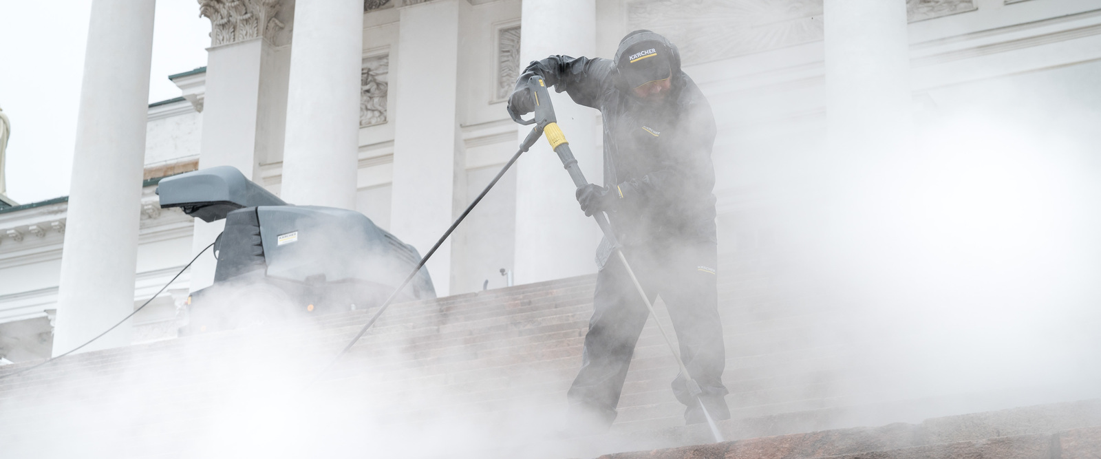 Hochdruckreinigung an den Treppen des Doms von Helsinki Hochdruckreinigung an den Treppen des Doms von Helsinki