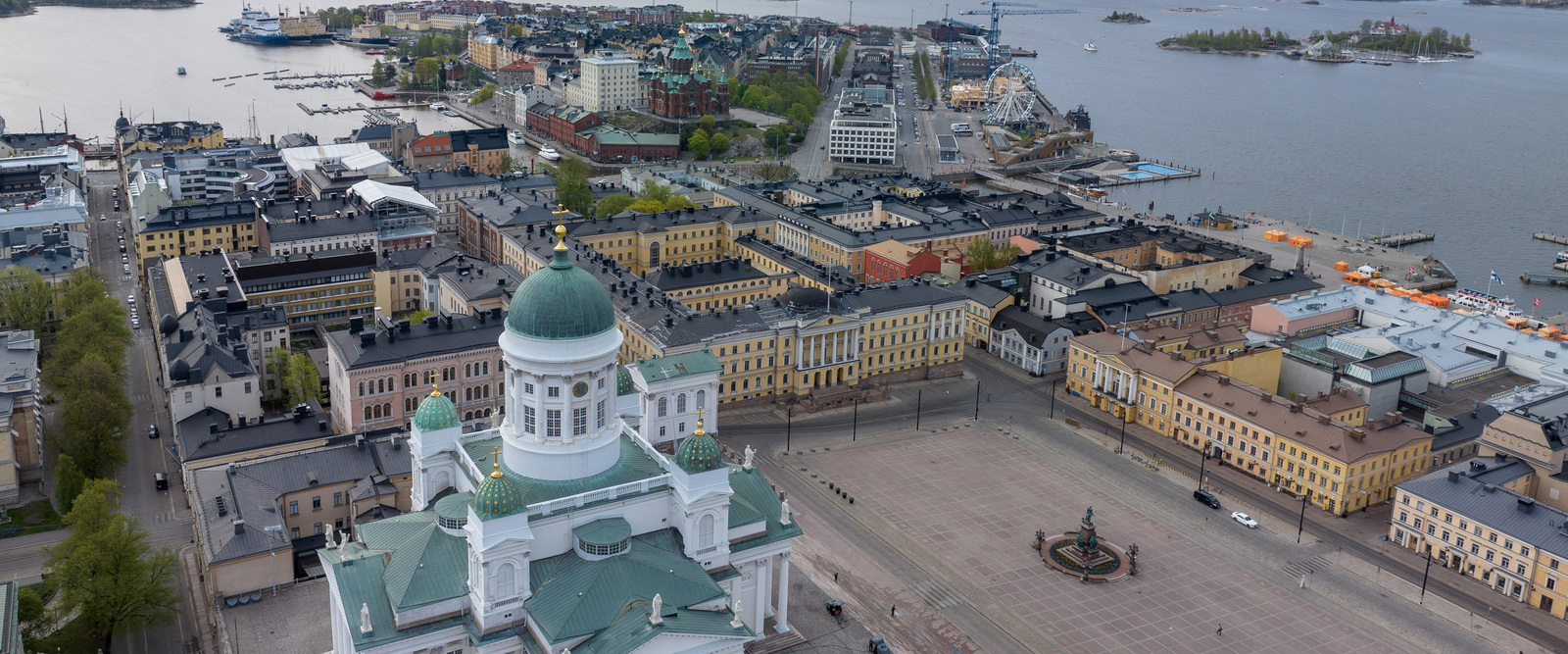 Der Dom von Helsinki liegt zentral in der Stadt und direkt am finnischen Meerbusen. Der Dom von Helsinki liegt zentral in der Stadt und direkt am finnischen Meerbusen.