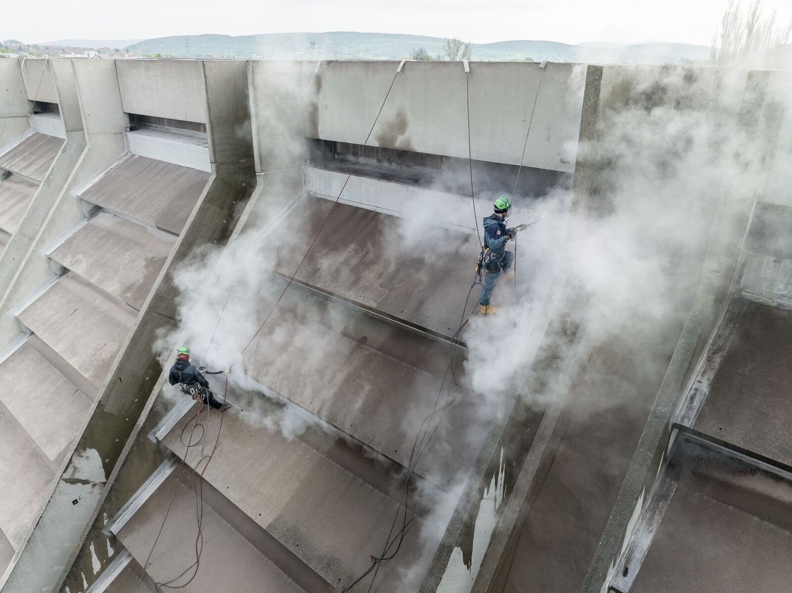 Industriekletter reinigen mithilfe von Hochdruckreinigern die Glaskathedrale. Industriekletter reinigen mithilfe von Hochdruckreinigern die Glaskathedrale.