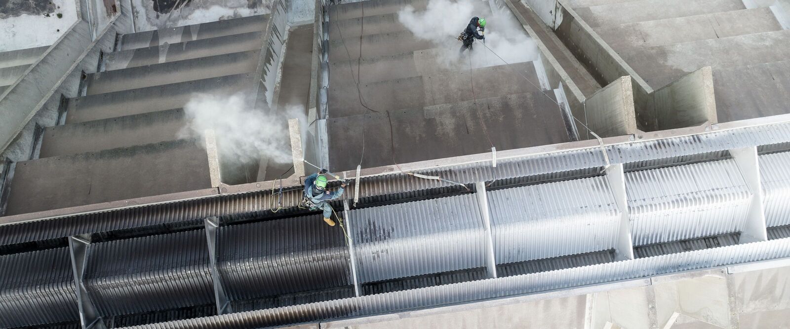 Die Industrie-Kletterer bei der Reinigung. Die Industrie-Kletterer bei der Reinigung.