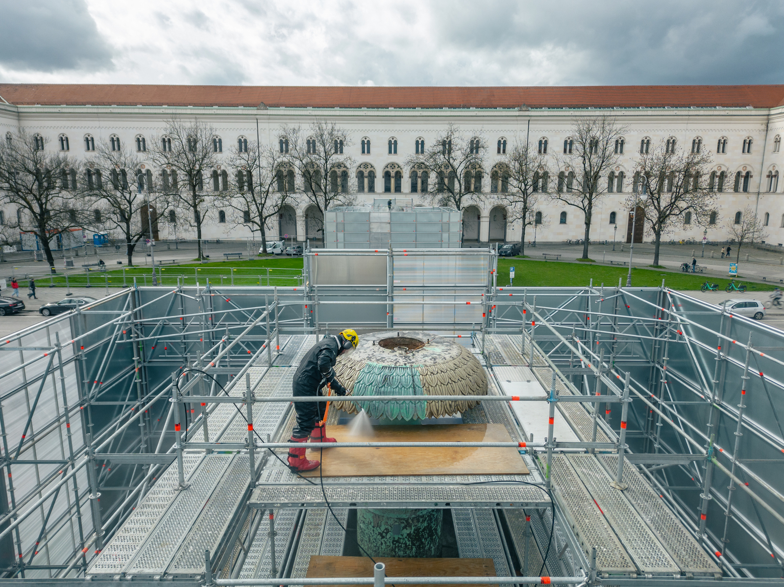 Der Schalenbrunnen in München wurde mithilfe von Hochdruckreinigern vom Schmutz befreit. Der Schalenbrunnen in München wurde mithilfe von Hochdruckreinigern vom Schmutz befreit.