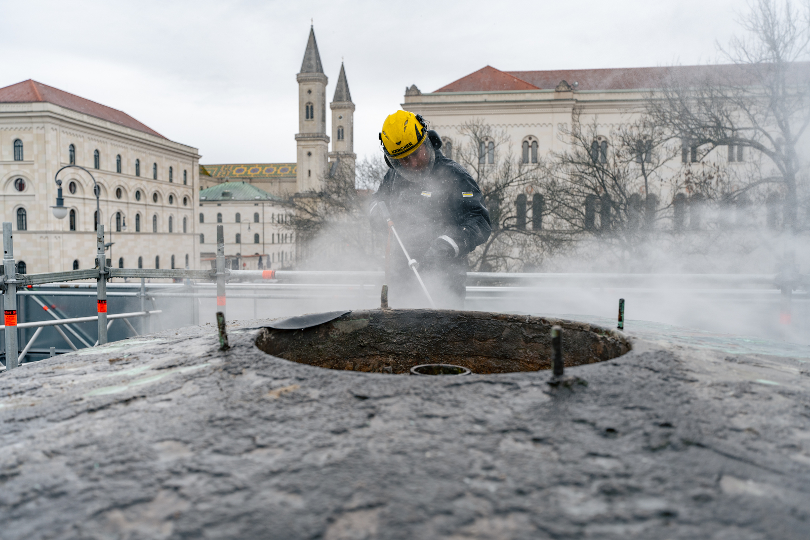 Der Schalenbrunnen in München. Der Schalenbrunnen in München.