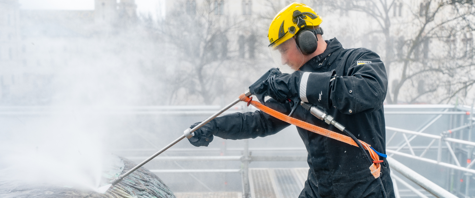 Reinigung des Schalenbrunnens in München. Reinigung des Schalenbrunnens in München.