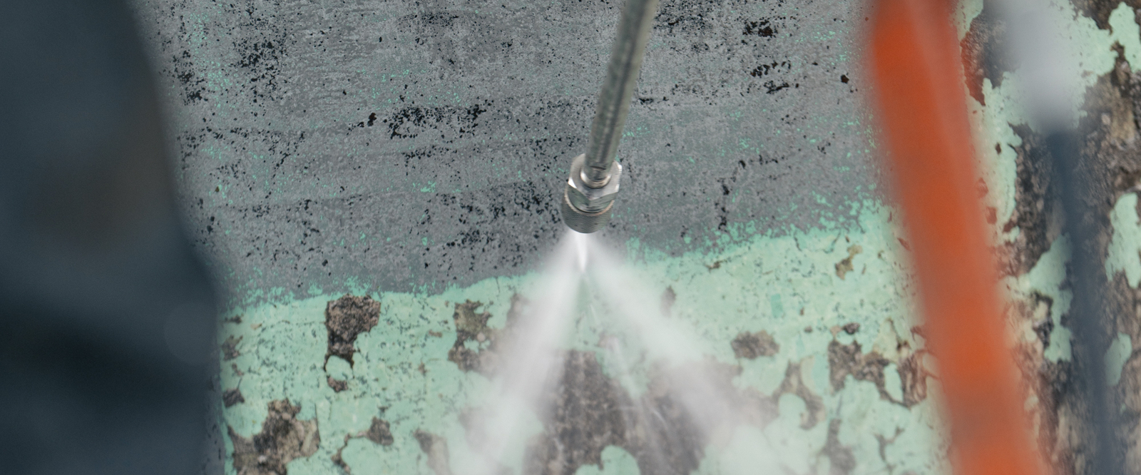 Reinigung des Schalenbrunnens in München. Reinigung des Schalenbrunnens in München.