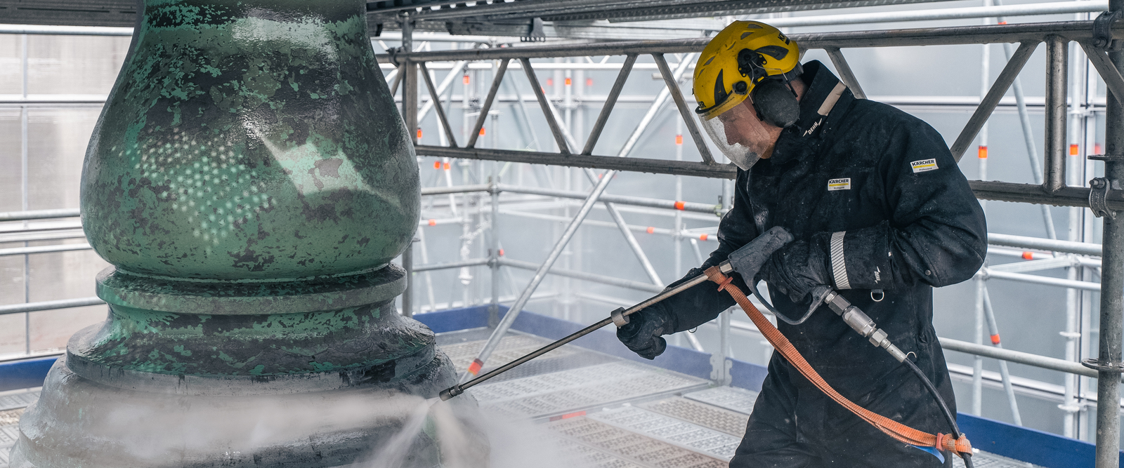 Reinigung des Schalenbrunnens in München. Reinigung des Schalenbrunnens in München.