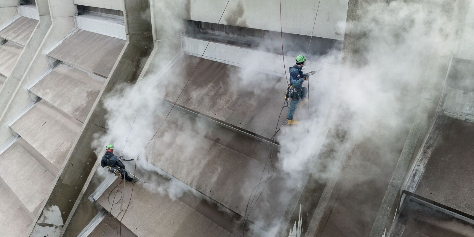 Reinigung des Schalenbrunnens in München. Reinigung des Schalenbrunnens in München.