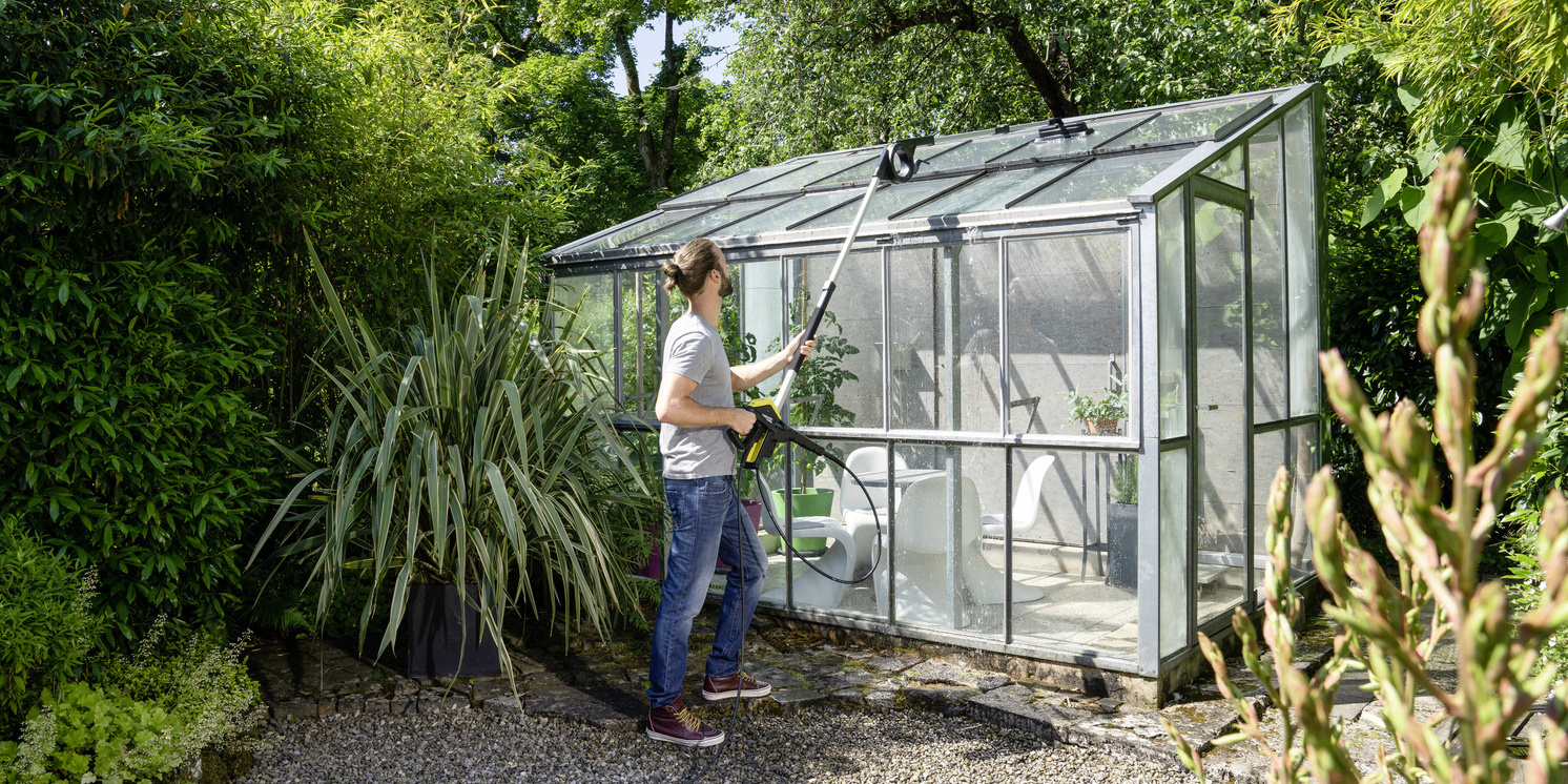 Wintergartenreinigung im Grünen Wintergartenreinigung im Grünen