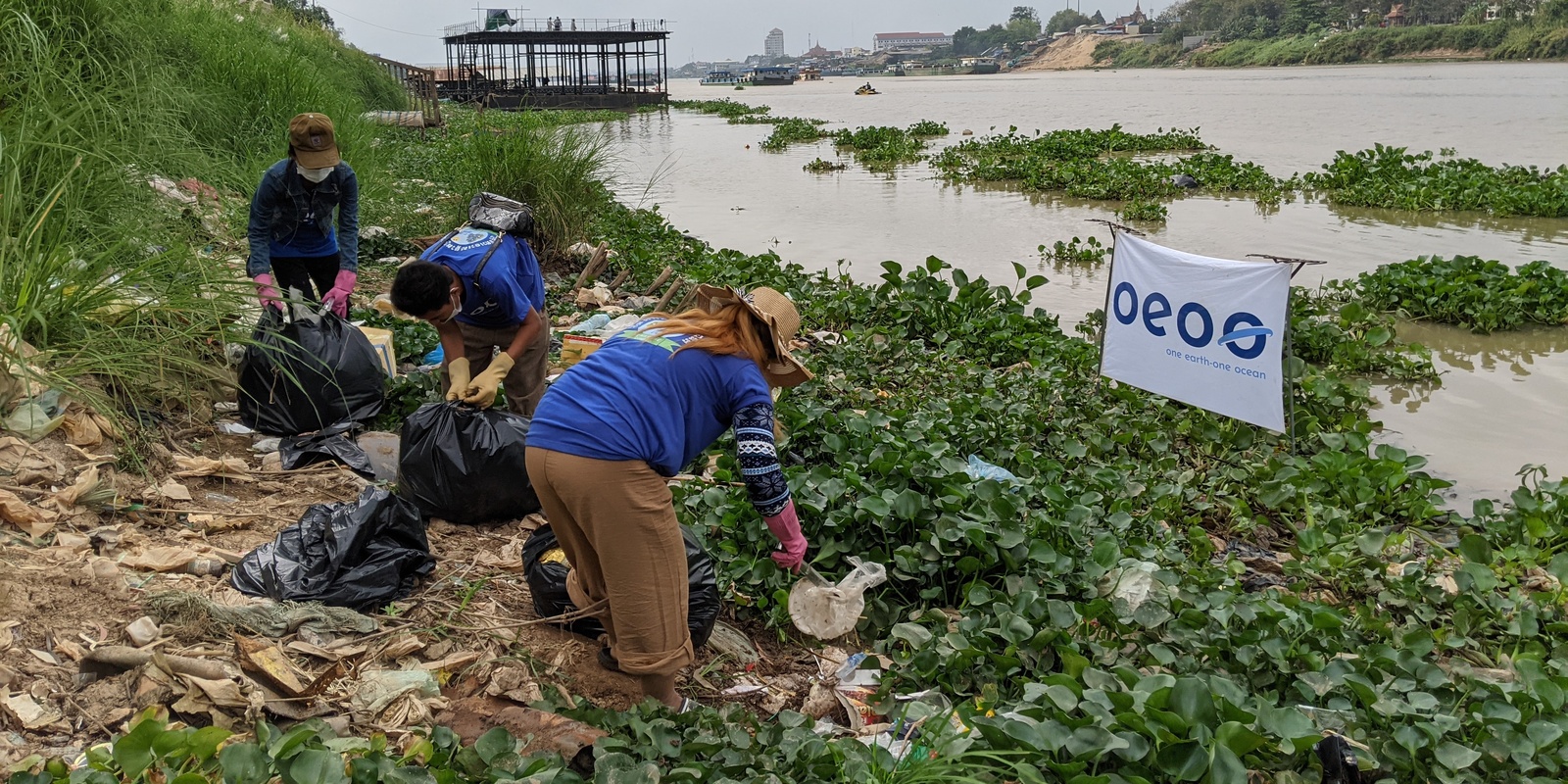 Das Hotspot-Team sammelt Müll am Mekong in Kambodscha. Das Hotspot-Team sammelt Müll am Mekong in Kambodscha.
