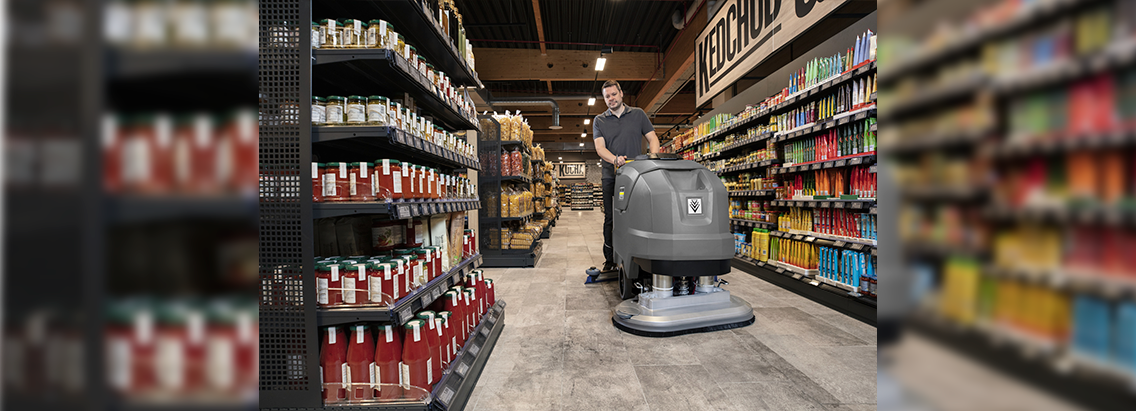 Lavadora de Piso para Supermercado Funcionário utilizando limpadora de pisos Kärcher para limpar supermercado