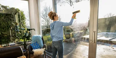 Glasscheibe mit dem Aufsatz der Sprühflasche reinigen.