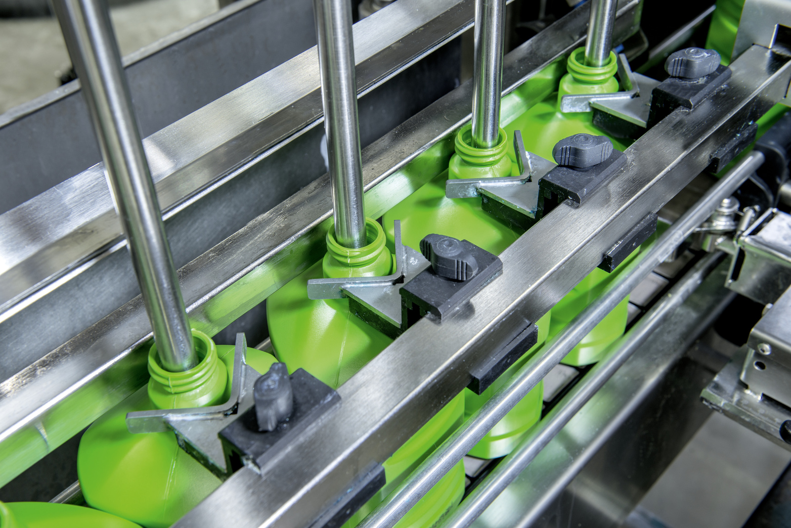Limpeza de máquinas com lavadora de alta pressão industrial Limpeza de máquinas com lavadora de alta pressão industrial