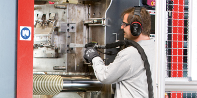 自動車部品樹脂成型工場D社工場長