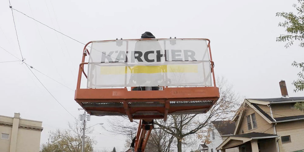 Special equipment was used to ensure safety A safety work platform extends up