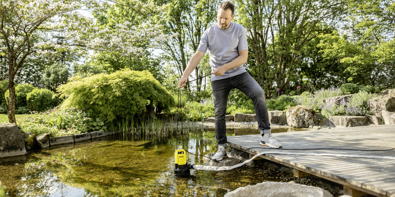 Osoba čisti ribnjak