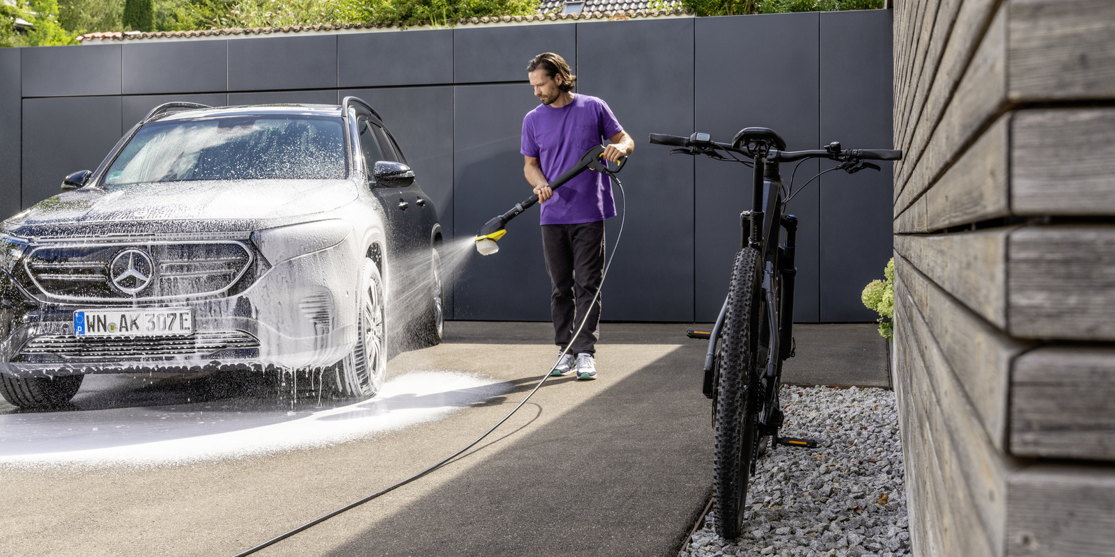 Osoba čisti auto visokotlačnim čistačem