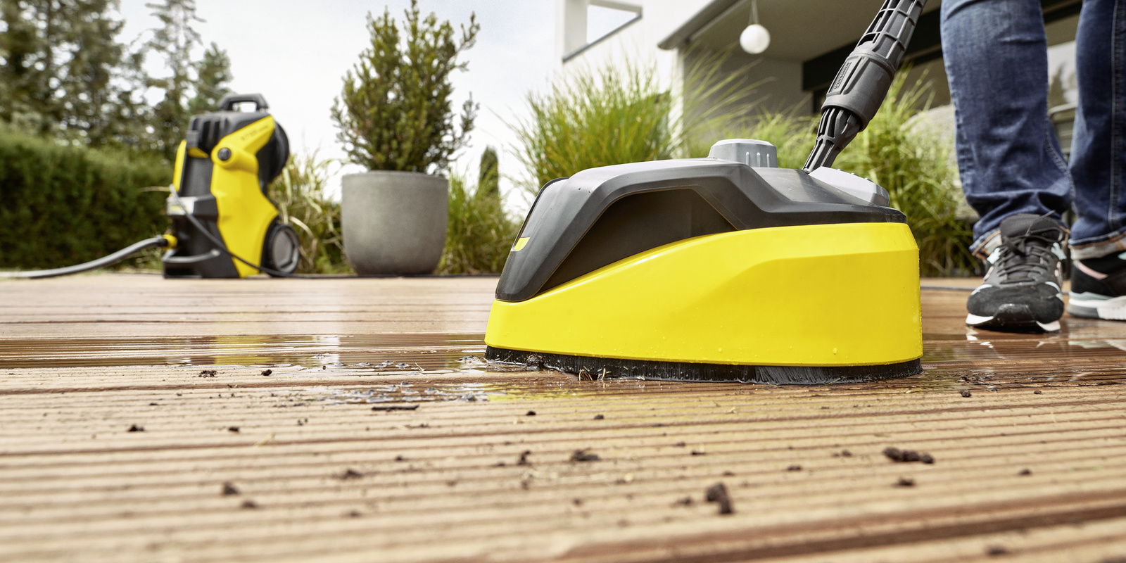 Kärcher: Čovjek čisti svoj drveni pod