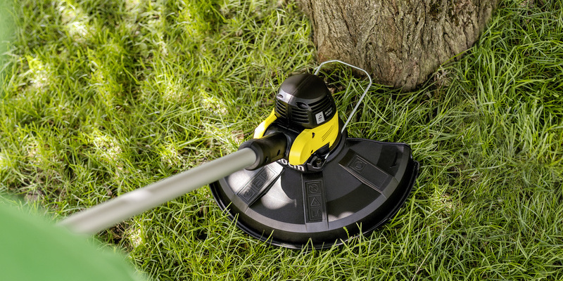 Pflanzenschutzbügel Detail: der Pflanzenschutzbügel des Kärcher Akku-Rasentrimmers schützt Pflanzen