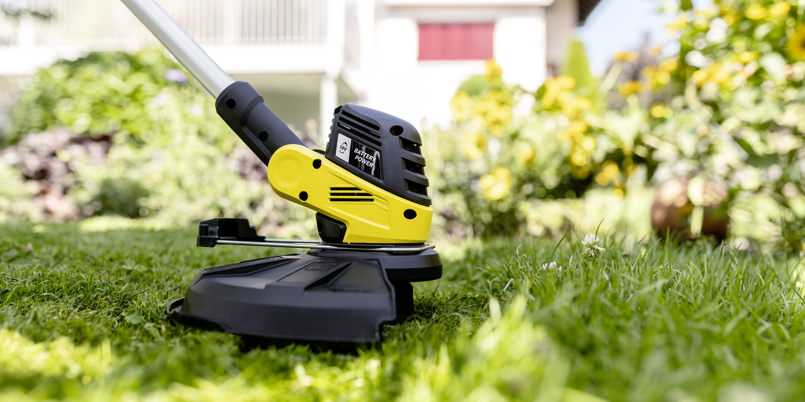 Schutzhaube Nahansicht: der Kärcher Akku-Rasentrimmer mit Schutzhaube in Aktion