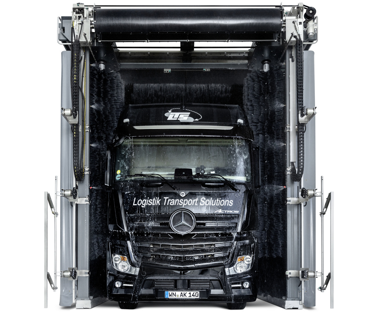 Nettoyage d'un poids lourd avec un portique de lavage Nettoyage d'un poids lourd avec un portique de lavage